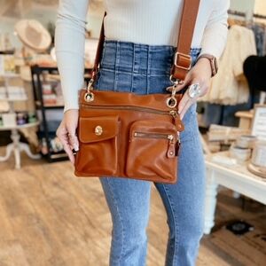 Roots Village Tribe Brown Pebbled Leather Pocket Messenger Crossbody Bag Purse.